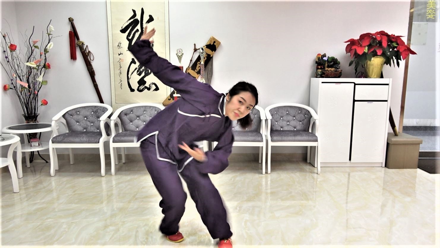 中国杰出青年武术家传统武术八卦掌传承人麻丹凤现场表演八卦掌